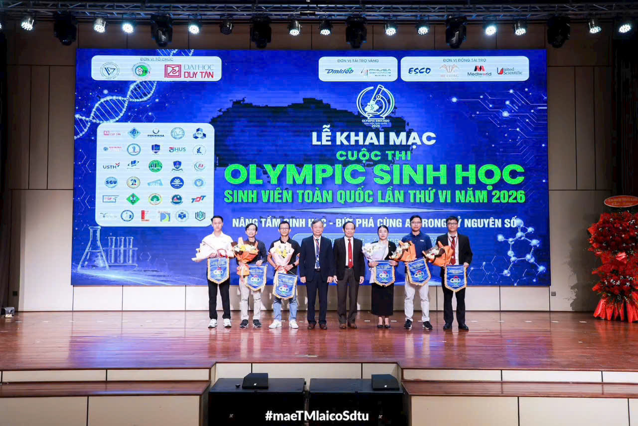 đại diện công ty DMK nhận vòng hoa
